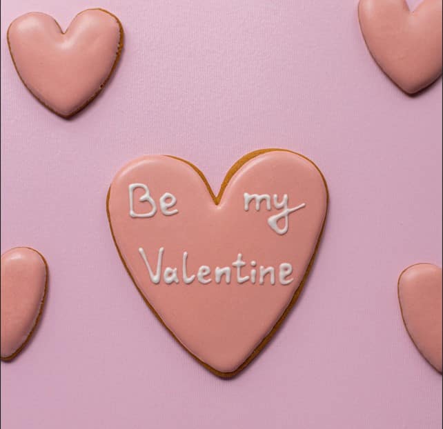 https://www.pexels.com/photo/pink-cookies-with-invitation-for-saint-valentine-day-5874587/ 